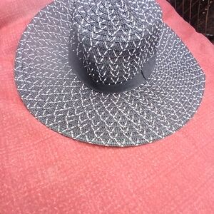 Time and Tru Black and White Patterned Hat